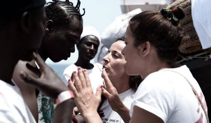 Grazie Dio: nell'Aquarius i migranti pregano insieme cantando