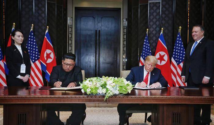La firma del documento da parte di Kim e Trump