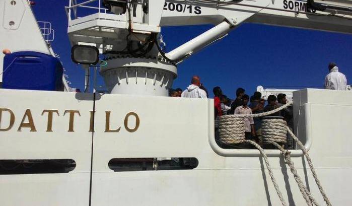 Novecento migranti navigano verso Catania: 4 donne trasferite d'urgenza a Lampedusa
