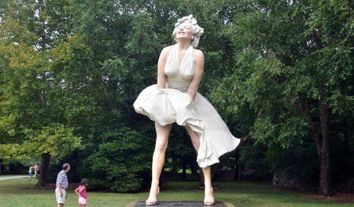 Marilyn con la gonna alzata davanti alla chiesa: l'imbarazzo del reverendo di Stamford