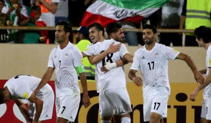 Niente scarpe per i calciatori iraniani ai mondiali: la Nike fermata dalle sanzioni a Teheran