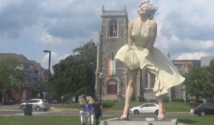 Marilyn solleva la gonna e le polemiche: via la statua piazzata davanti alla chiesa
