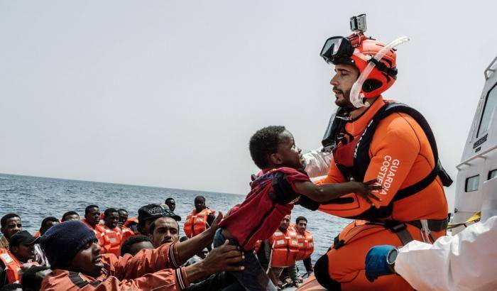Save the Children lancia l'allarme: "In Italia 2.400 minori migranti sono soli"