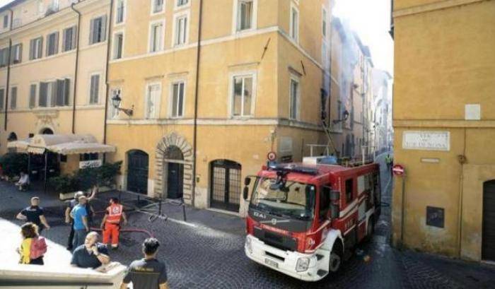 Rogo in un palazzo del centro di Roma: un ferito e tre intossicati