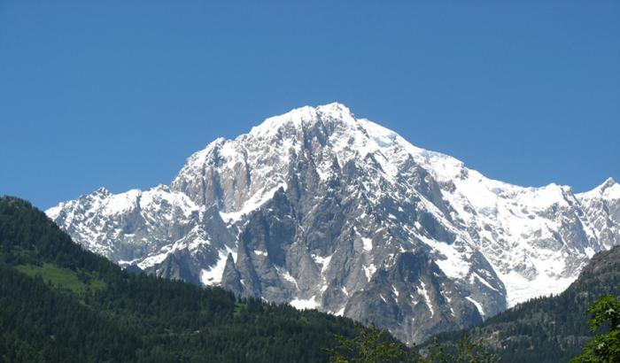 Caduta fatale da una parete del Monte Bianco: muoiono due alpinisti francesi