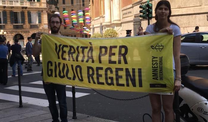 Prove di stato di polizia: fermati per aver srotolato uno striscione per Regeni al comizio di Salvini