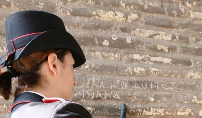 Incide sul Colosseo i nomi della moglie e della figlia, denunciato un turista ecuadoregno