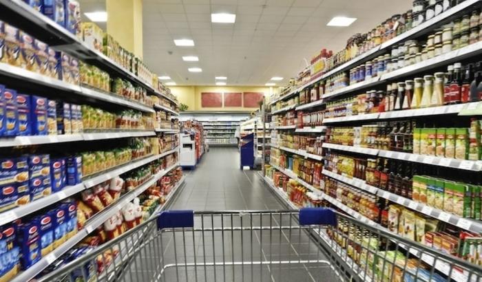 Dietro gli scaffali dei supermercati si nascondono miseria e sfruttamento