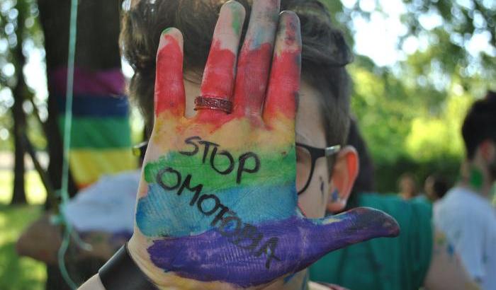 Omofobia a Sassari: "Basta baci o vi taglio la gola", minacciati due ragazzi gay
