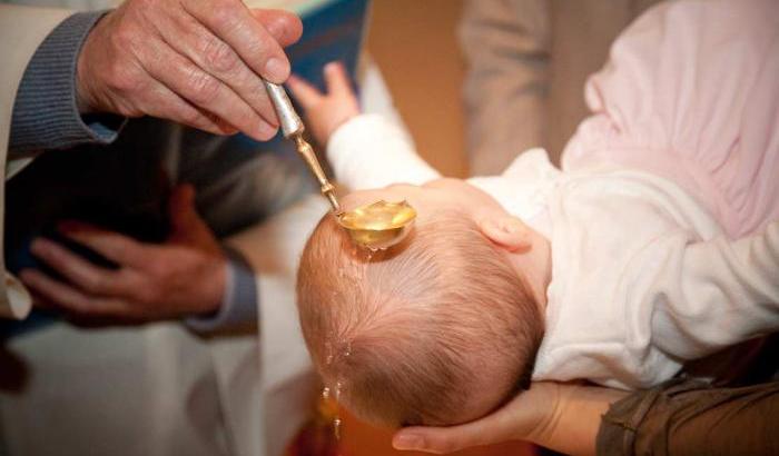 Il neonato piange prima del battesimo e il prete gli dà un ceffone