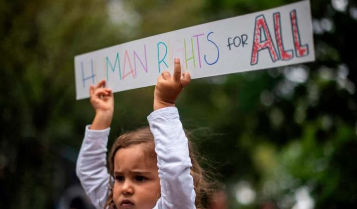 Una bambina a una manifestazione per i diritti umani