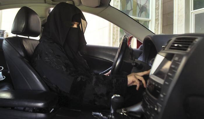 Donne saudite al volante, ci siamo: da domenica potranno guidare