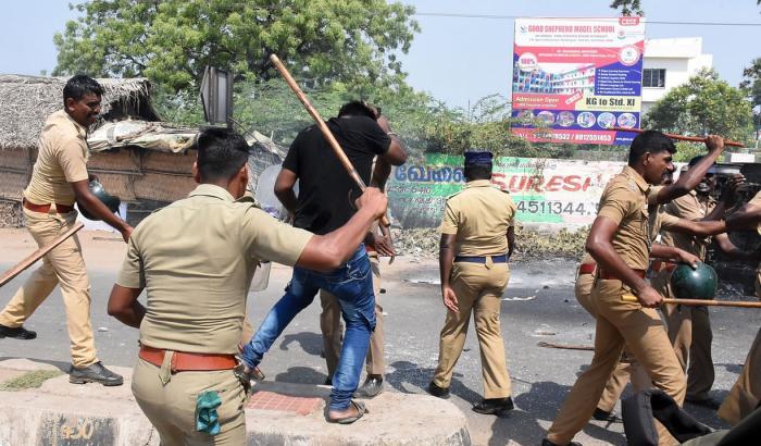 La polizia indiana fa strage di oppositori: 11 uccisi durante una manifestazione