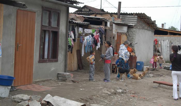 Nell'Ucraina filonazista ennesimo assalto a un campo rom: ucciso un ragazzo