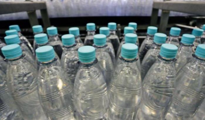 Il ministro Costa dichiara guerra all'inquinamento: "Vietare le bottiglie di plastica negli edifici pubblici"
