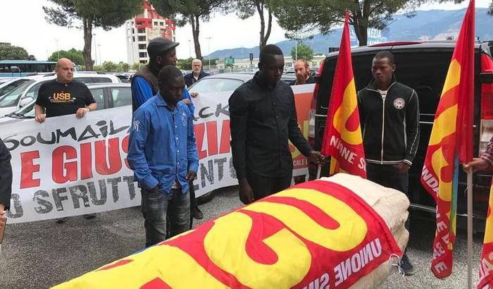 La salma del giovane migrante maliano ucciso in Calabria