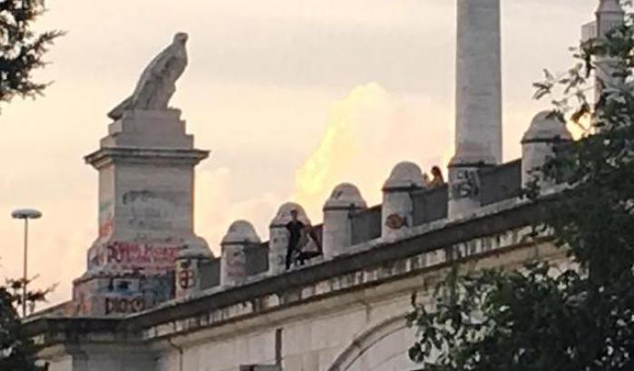 Roma e la moda sciocca del selfie estremo: sospesi a 30 metri su un ponte