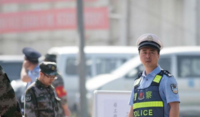 Orrore in Cina, accoltella e uccide due bambini davanti a scuola