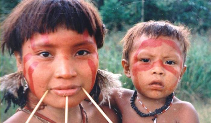 Una donna e un bimbù della tribù amazzonica Yanomami