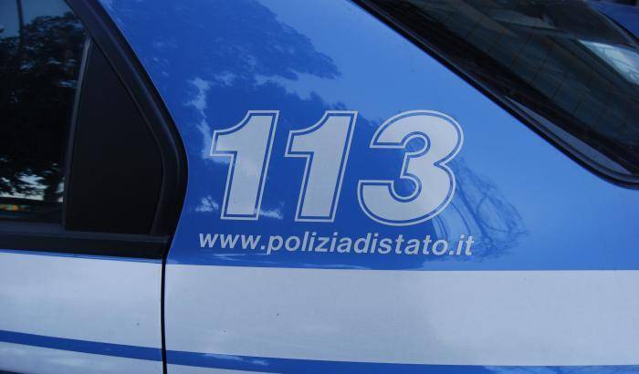 Violenta la moglie davanti alla figlia: arrestato un 40enne