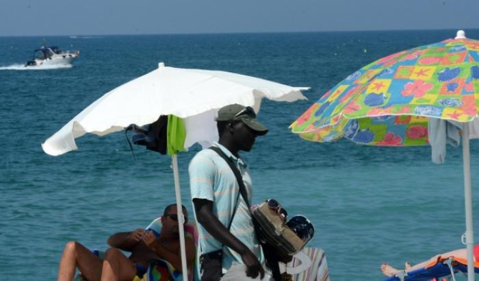 Un ambulante in spiaggia