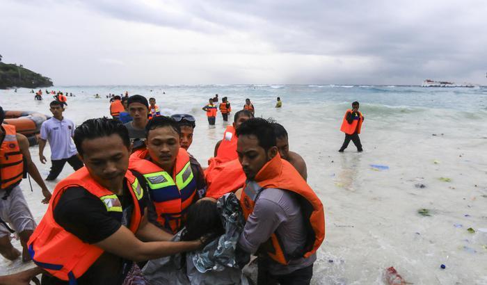 Tragedia in Indonesia: un traghetto affonda, 31 morti