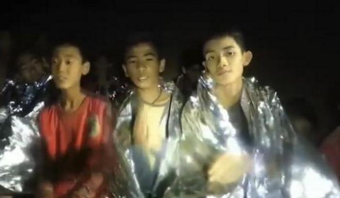 Thailandia, nuovo video dei ragazzi prigionieri in grotta: provati ma sorridenti