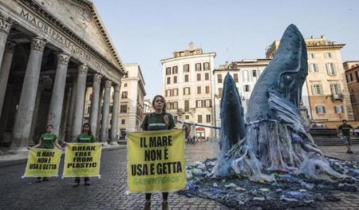 Due balene emergono dalla plastica al Pantheon: azione di Greenpeace a Roma