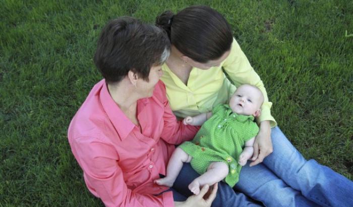 Stepchild adoption, la sentenza rivoluzionaria: la mamma non biologica è "madre dalla nascita"