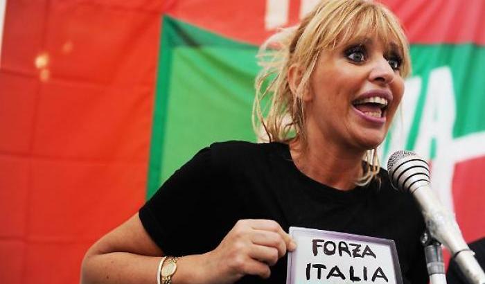 Ci mancava Mussolini a sputare sulle magliette rosse: gli insulti dell'eurodeputata