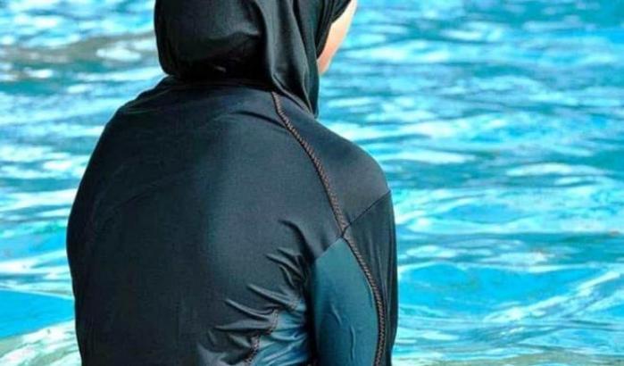 Indossa un burkini in piscina: cacciata insieme al figlio di un anno