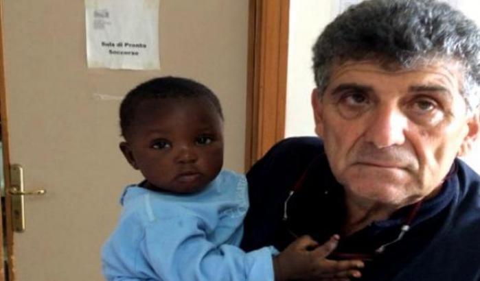 Pietro Bartolo con la piccola Favour, la bambina orfana di mamma, morta durante un naufragio