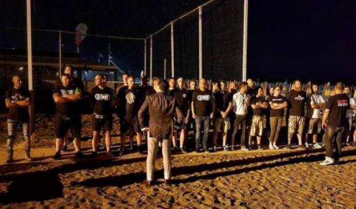 Rimini, fascisti italiani e polacchi in spiaggia: ecco le ronde nere