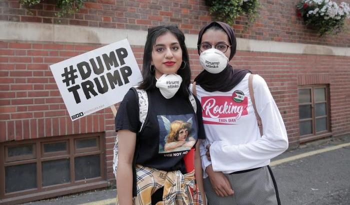 Due manifestanti contro Trump