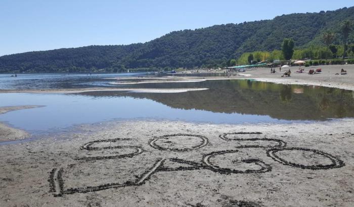 Nonostante le piogge con il grande caldo il livello del lago di Bracciano ha ricominciato a scendere