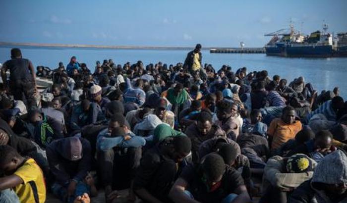 Salvini ancora duro con i deboli: le navi italiane con i migranti bloccate a Pozzallo