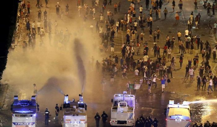 Incidenti Mondiali: a Parigi Champs Elysées evacuati, ad Annecy un morto