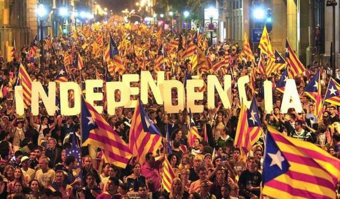 Imponente manifestazione per l'indipendenza della Catalogna