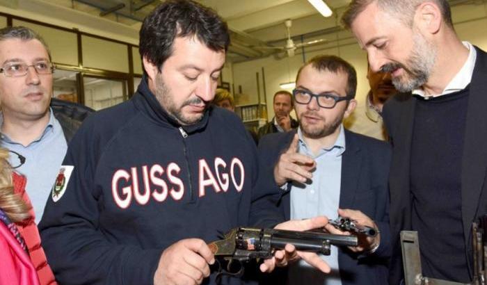 Matteo Salvini in una delle fabbriche italiane che produce armi