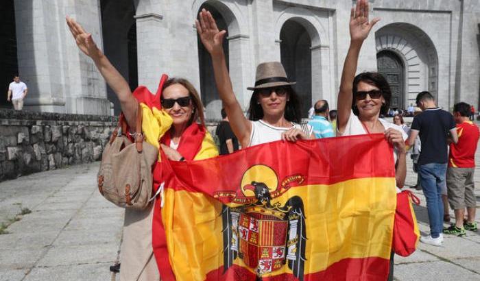 Saluti romani: i fascisti spagnoli difendono il mausoleo di Franco
