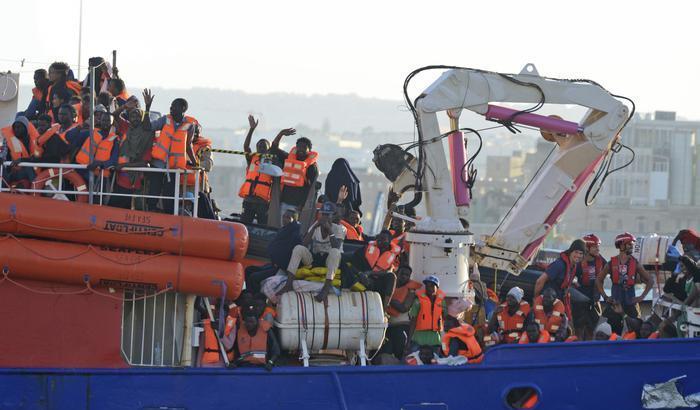 Il capitano della Lifeline: 'se avessi fatto annegare i migranti non sarei indagato'