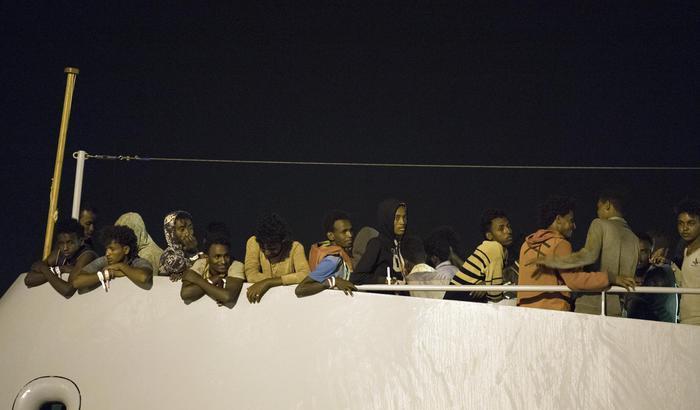 Tragedia di migranti: in quattro annegano dopo un tuffo da un barcone a Linosa