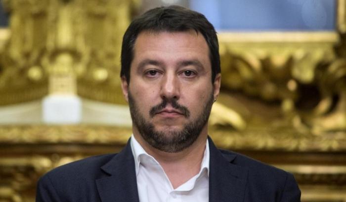 Salvini quando vede un bimbo migrante morto non parla da padre: restino in Libia