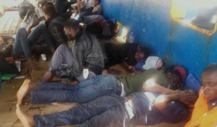 InfoMigrants: "40 profughi bloccati in mare, da 5 giorni senza acqua e cibo"