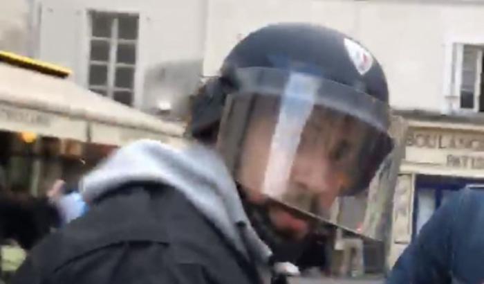 Coperto da un casco della polizia picchiò un manifestante: bufera su un collaboratore di Macron