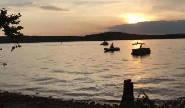 Tragedia in un lago del Missouri, si capovolge barca di turisti: 11 morti