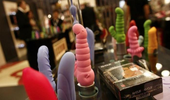 Falli di gomma e mutandine: il sexy shop sponsorizza la Festa dell'Unità