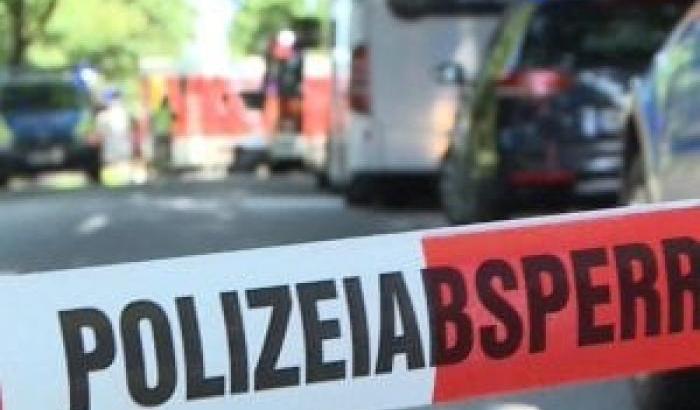 Lubecca, uomo armato di coltello fa irruzione su un bus e ferisce 12 persone