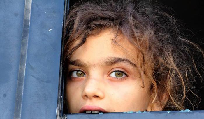 Una bambina evacuata da un villaggio vicino Idlib