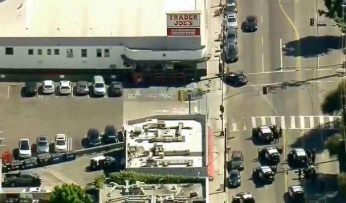 Barricato nel supermercato, un 28enne armato terrorizza Los Angeles. Un morto e diversi feriti